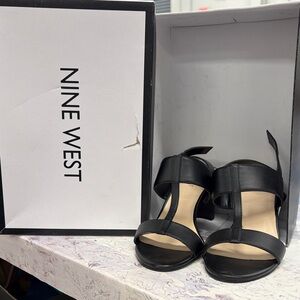 Nine West FEMMES Black Leather T-Strap Block Heel Sandals – Size 9M